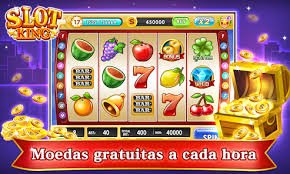 Dealer profesional senyum slot membagikan kartu Qiu Qiu di meja live-dealer dengan pencahayaan studio profesional